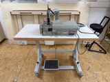 une machine à coudre posée sur une table dans une pièce
