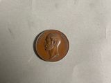 gros plan d'une pièce de monnaie sur une table à fond blanc