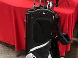 une photo d'un sac de golf contenant un club de golf