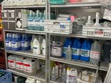 une pièce dont les étagères sont remplies de produits d'entretien