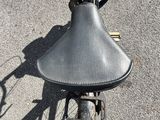un vélo avec un panier à l'arrière