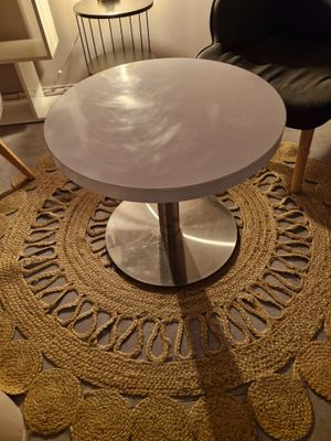 Petite table basse ronde en mélaminé blanc et métal chromé