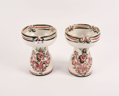 deux vases blancs et roses posés l'un à côté de l'autre