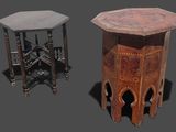 deux tables placées l'une à côté de l'autre sur un fond gris