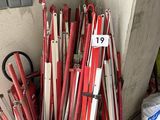 une pile de battes de baseball et un sac rempli de sacs