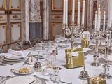 une table dressée pour un dîner de gala, avec des couverts en argent et des couverts en argent