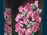 une boîte contenant un bouquet de roses roses