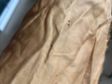 un sac brun posé sur une table à côté d'un téléphone portable