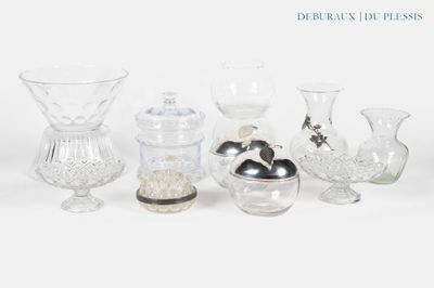 un grand nombre de vases en verre posés sur une table