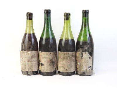 trois bouteilles de vin posées les unes à côté des autres sur une surface blanche