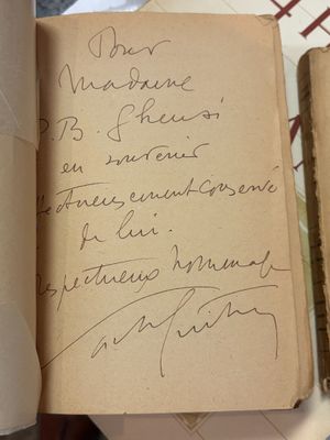 un vieux livre écrit posé sur une table