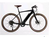 un vélo noir avec une selle marron sur fond blanc
