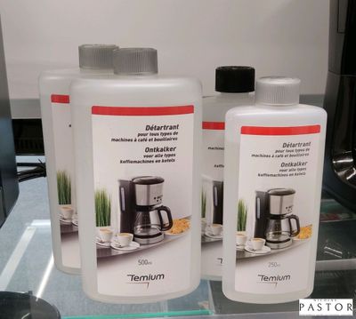 deux bouteilles de café sur le comptoir du magasin