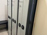une rangée de casiers dans des toilettes publiques