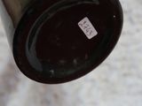 une personne tenant une bouteille de vin sur laquelle figure une étiquette