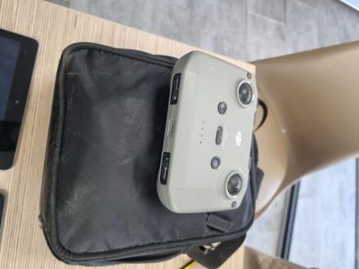 un sac sur lequel se trouvent une télécommande et un téléphone portable