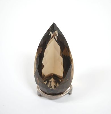 un gros plan d'une bague sertie d'une grosse pierre de quartz fumé