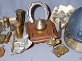 une collection d'objets anciens en laiton, comprenant notamment une horloge, un porte-clés et d'autres objets