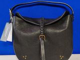 un sac à main en cuir noir muni d'un fermoir métallique sur la poignée