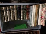 une étagère sur laquelle sont posés de nombreux livres