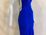une robe bleue sur un mannequin, un mannequin, un mannequin, un mannequin, un mannequin, un mann
