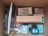 une boîte contenant des appareils électroniques et d'autres objets