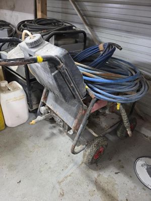 un tas de tuyaux et d'autres objets dans un garage