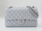 Mini sac à rabat Chanel en cuir d'agneau matelassé gris, avec finitions argentées