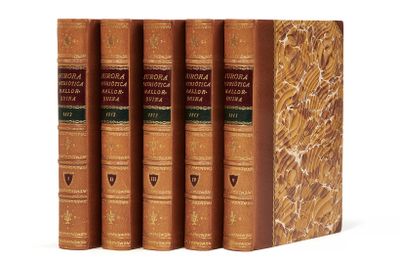 trois livres sont empilés sur une surface blanche