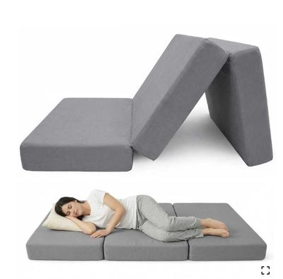 deux photos d'une femme allongée sur un lit, avec un oreiller