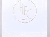 la boîte est blanche et porte un logo doré