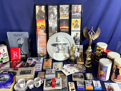 de nombreux objets posés sur une table avec un fond bleu