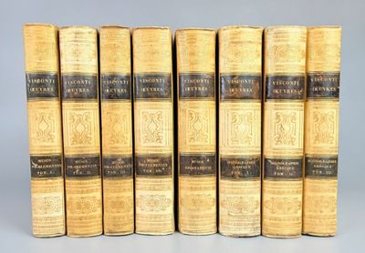 un coffret de six livres aux couvertures dorées et aux reliures noires