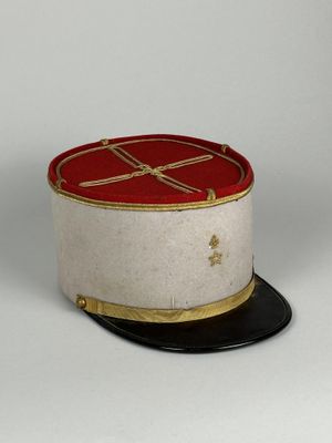une image représentant un chapeau blanc et rouge orné d'une étoile