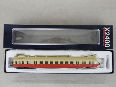une photo représentant un petit train miniature dans une boîte posée sur une table