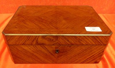une vieille boîte en bois portant une étiquette, posée sur un tissu orange