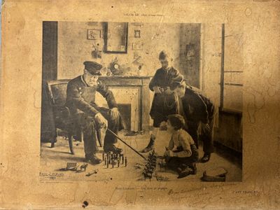 une vieille photo d'un homme jouant aux échecs avec sa famille