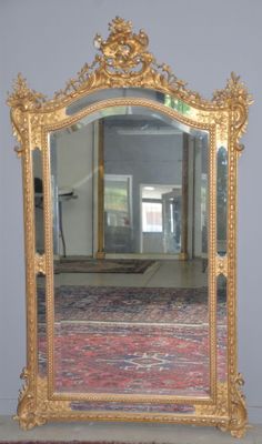 un miroir posé sur le sol d'une pièce