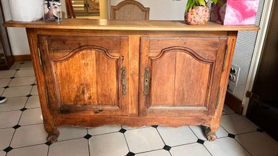 une armoire en bois sur laquelle est posé un vase
