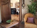 deux fauteuils en osier et une table dans un salon