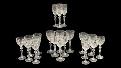six verres à vin transparents empilés les uns sur les autres sur une surface noire