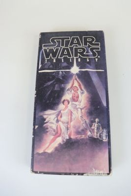 Le livre consacré à la trilogie « Star Wars » est posé sur une surface blanche