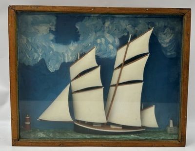 tableau représentant un voilier, dans un cadre en bois sur fond blanc