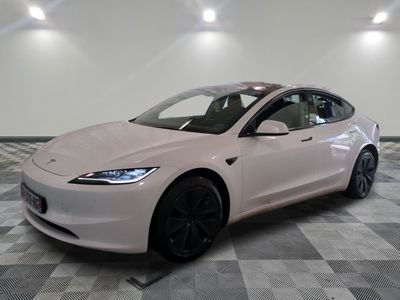 La Tesla Model S est présentée dans une salle blanche immaculée