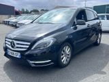 La Mercedes Classe B est garée sur un parking