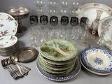 de nombreuses assiettes et verres posés sur une table, avec des couverts