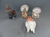 cinq figurines de formes et de tailles différentes posées sur une table