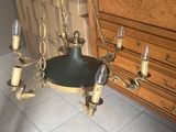 un lustre suspendu au plafond d'une pièce