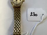 une montre en or avec une chaîne et une étiquette de prix