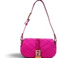 un sac rose muni d'une boucle dorée sur la poignée